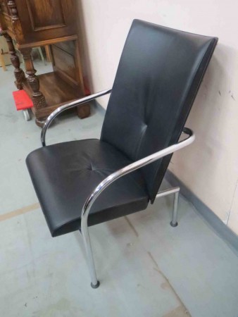 6350- Kreslo trubky  cerna kozenka  -  3 900 kc